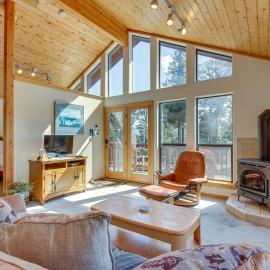 Mtn-View Deck: Cabin Getaway in Angel Fire, hotel in Angel Fire