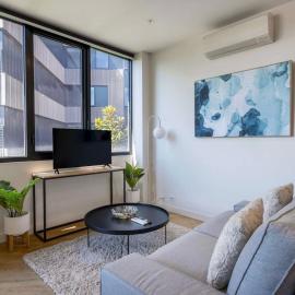 Chic Cosy 2BR Retreat with Rooftop Spa BBQ, hotel a Melbourne
