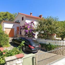 Apartments with parking space Artatore, Losinj - 24890: Čunski şehrinde bir otel