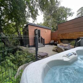 P56 - Studio Pod with Hot Tub, hotel in Bethesda