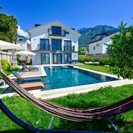 Aura luxury-Modern Stylish Central Holiday Villa For 6 Peeople