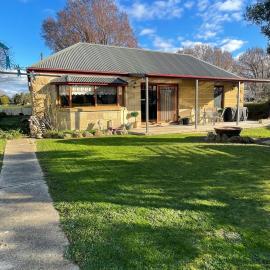 Our Cottage, hotel em Ross