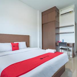 RedDoorz Plus near Kepri Mall