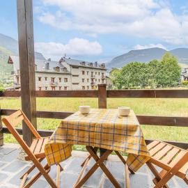 Charming Pyrenean Flat with Terrace, Views & Pool, hotel en Anciles