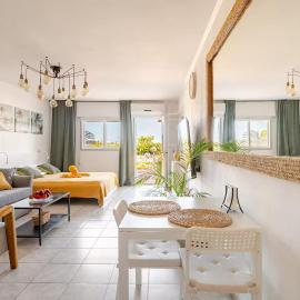 GW014 Gugel Waves Patio and Pool Seaview Apartments, hotel sa Nahariyya