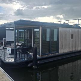 Houseboat Tranquillity met uitzicht over het Sneekermeer, Hotel in Offingawier