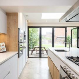 Spacious 4-Bed Near City & Sea，奇切斯特的飯店