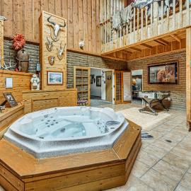 Alto Mtn Retreat on 8 Acres w/ Indoor Hot Tub, hotel di Alto