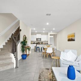 Luxury 3BR Townhome | Pool | Gym | Close 2 Beach.，聖奧古斯丁的飯店