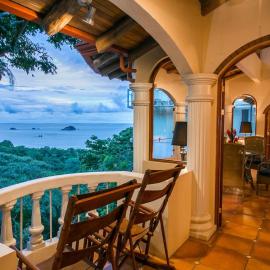 El Congo, 2BR Apartment w Great Ocean Views and Central Location