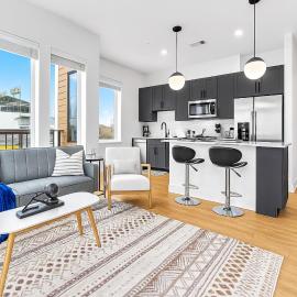 Luxury 2BR Steps from Railroad Park