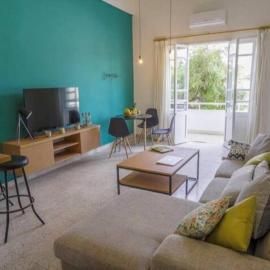 Spirit - 2-BR Apt & Balcony in Mar Mikhael, hótel í Al Mudawwar