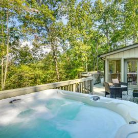 Woodsy Retreat w/ Deck & Views in Dahlonega!, Hotel in Dahlonega