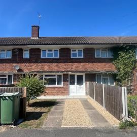 Dunstable 3-Bed House Sleeps 6 Driveway Parking Near Town Centre & Transport Links Close to Whipsnade Zoo Ideal for Families & Contractors, hotel a Dunstable