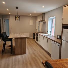 Modern 2 bedroom Apartment with River views, hotel u gradu Behy Bridge