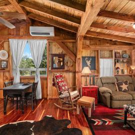 Texas Saw Mill Cabin - Hot Tub & 10 Mins to Main St, hotel in Fredericksburg