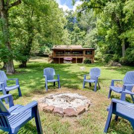 Dock & Hot Tub: Tennessee River Cabin Getaway, hotel Whitwell városában