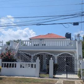2 Bedroom upstairs large flat in Portmore Pines