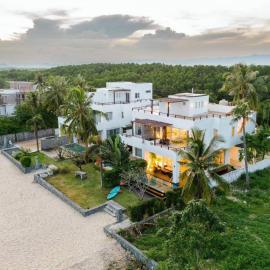 The hideaway beach front villas, хотел в Ban Bo Nok