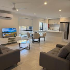 Stylish Urban Escape 4 minutes walk to the mall, Hotel in Bellbird Park
