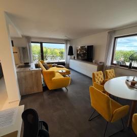 Penthouse mit Traumblick auf Teutoburger Wald - Dachterrasse, Whirlpool, Tiefgarage, Innenstadt, Hotel in Bad Salzuflen