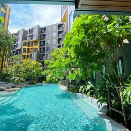 The base central phuket near old down- Modern condo, hotel u gradu Ban Rangeng
