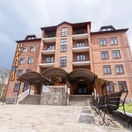 Pansionat Paradiz, hôtel à Polyana