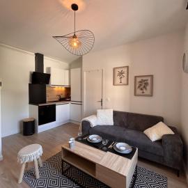Le Scandinave - refurbished - tram stop