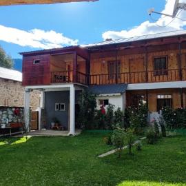 Guest House Waterfall, hotell i Mazeri