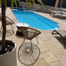 Charmant appartement, piscine 15 min de Nice, מלון בקארוס