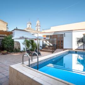 Casa Señorial La Iglesia en Gerena Sevilla Parking y Piscina, готель у місті Gerena