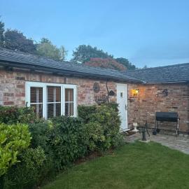 Charming 2-bed cottage in Peover, Cheshire East, viešbutis mieste Marthall