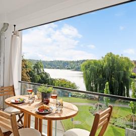MAISUITES Eisvogel - Zentrale Luxuswohnung mit direktem Seeblick I Bis 4 Personen I Premiumküche I Boxspringbett I Kaffeevollautomat I Parkplatz I Barrierearm & Aufzug, hotel i Mölln
