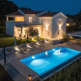 Luxury Villa MaK with Heated Pool near Poreč