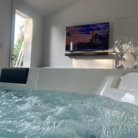 Private Spa and Garden 10 min from Mont St-Michel, Hotel in Pontorson