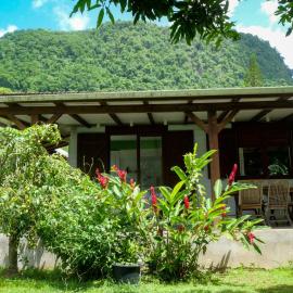 Ti Kaz Houelmont, Vue jardin tropical, proche plage de Rivière-Sens, hotelli kohteessa Gourbeyre