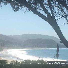 Gisborne, 3 Bedroom House, Beachfront, Wainui Beach, hotel in Gisborne