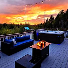 Bear Mountain Lodge. 560 Acre Wooded Estate., hotel v destinaci Robbinston
