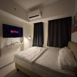 Osaka Resort at Osaka Apt PIK2 with Smart 4K TV, Free Wifi, and Hot Water, Hotel in Rawalumpang