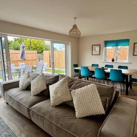 Spacious 4BR Home New Forest-Parking & Pet Friendly, hotel di Lymington