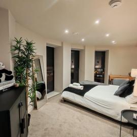 Luxury 2-Bedroom Penthouse with Stunning Views and Parking - Leeds City Centre, hotel in Leeds