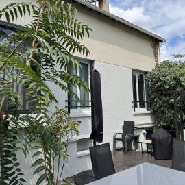 Maison Mont Valérien Spacious Family and Business Stay with AC and Parking, near Paris La Défense, hotel in Nanterre