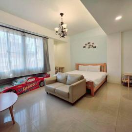 Q House, hotel i Puli