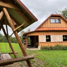 Petrashiv Cottage Behind the River – hotel w mieście Wołowiec