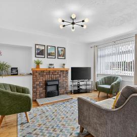 Hillsborough Home from Home, Garden and 2x Parking by StayByNumbers, hotel in Hillsborough