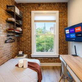 Bright Downtown Room near Yale & East Rock!, hotel di New Haven