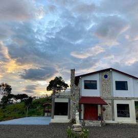 Casa de Campo, chimi, jardin, terraza, montanas, cerca termales, reserva con anticipo