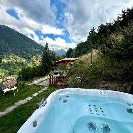 Chalet Opalpin Lodge & Spa, vue montagne et jacuzzi, hotel a Saclentse
