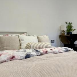 Comfy studio in Gatwick, hotel in Horley