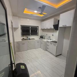 Pebview 2 Bed Apartment, hotel em Kpone